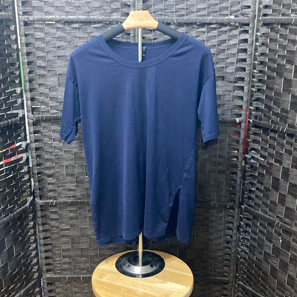 J Crew Women’s Classic 100 % Cotton Tee with Side Slits Size Medium
